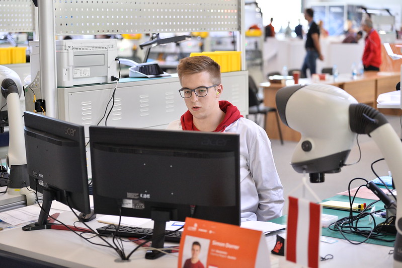 WSC_2019_Electronics48607391262_f4329f0a7c_c.jpg